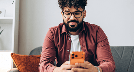 homem mexendo no celular